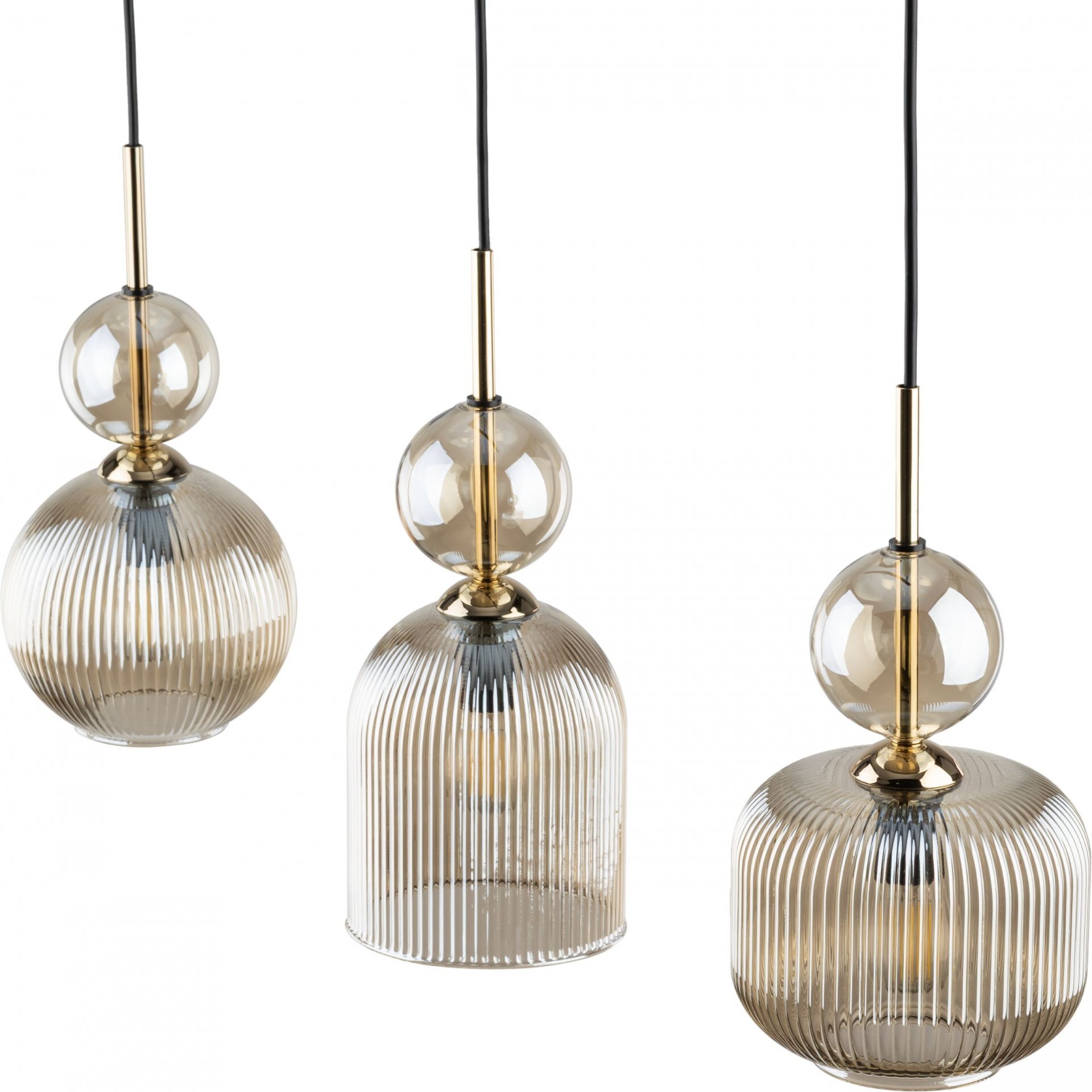 Trzy wiszące lampy z bursztynowymi, żebrowanymi kloszami i złotymi elementami. Każda lampa ma kulisty element dekoracyjny nad kloszem.