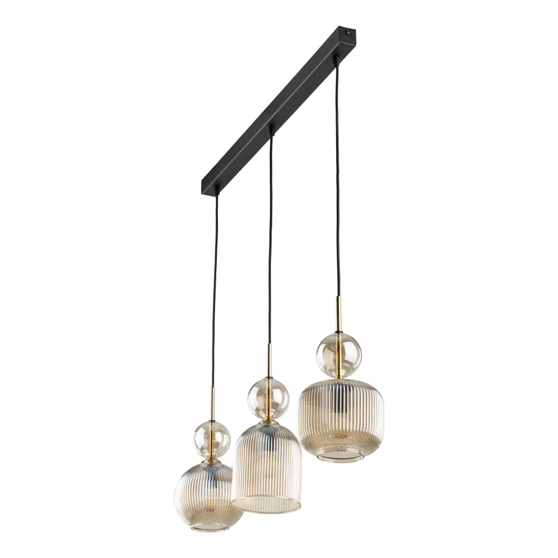Lampa wisząca z trzema bursztynowymi kloszami o żebrowanej strukturze, zawieszona na czarnym prostokątnym uchwycie. Każdy klosz jest połączony z uchwytem za pomocą cienkiego, czarnego kabla.