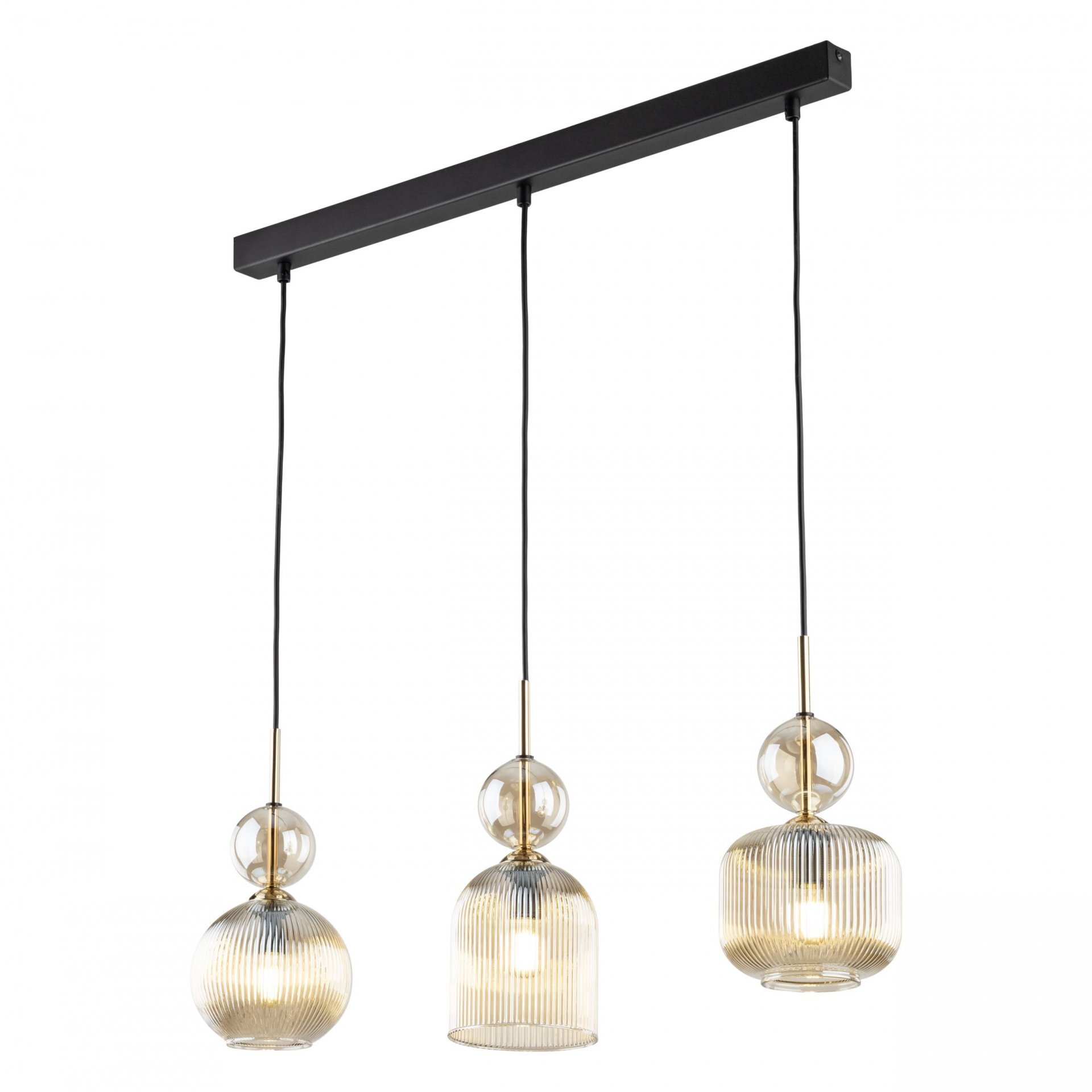 Lampa wisząca z trzema bursztynowymi kloszami o żebrowanej strukturze, zawieszona na czarnym prostokątnym uchwycie. Każdy klosz posiada przezroczystą kulę nad żarówką.