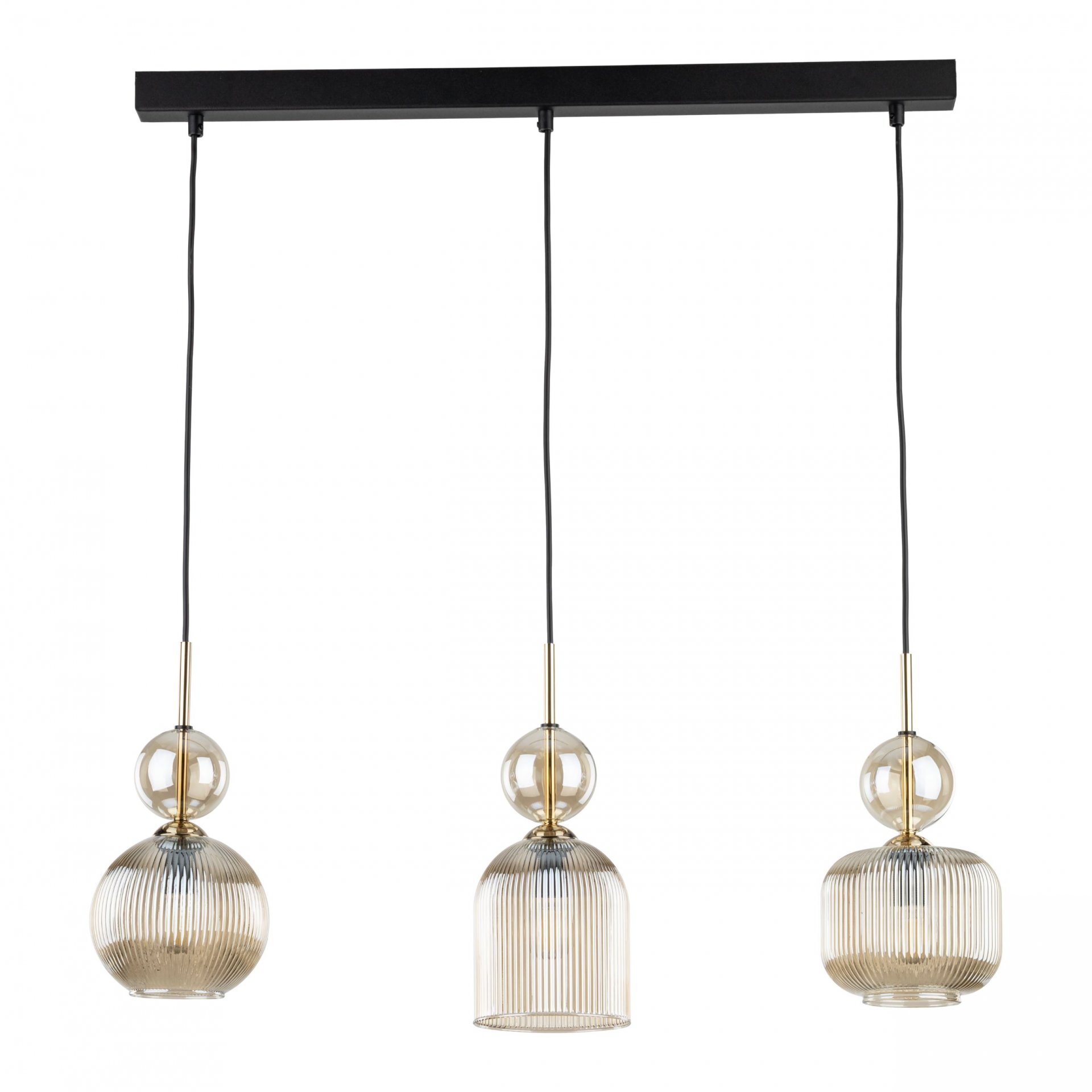 Lampa wisząca z trzema bursztynowymi kloszami o różnorodnych kształtach, zawieszona na czarnym prostokątnym uchwycie. Każdy klosz ma pionowe żłobienia i jest połączony z czarnym przewodem.