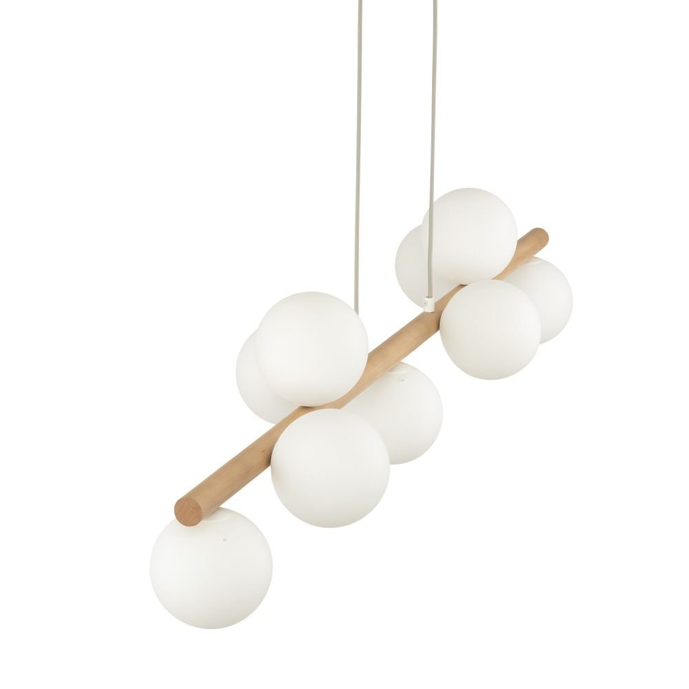 Lampa wisząca z drewnianym elementem, na którym zamocowane są białe, kuliste klosze. Lampa jest zawieszona na dwóch przewodach, co pozwala na regulację wysokości.