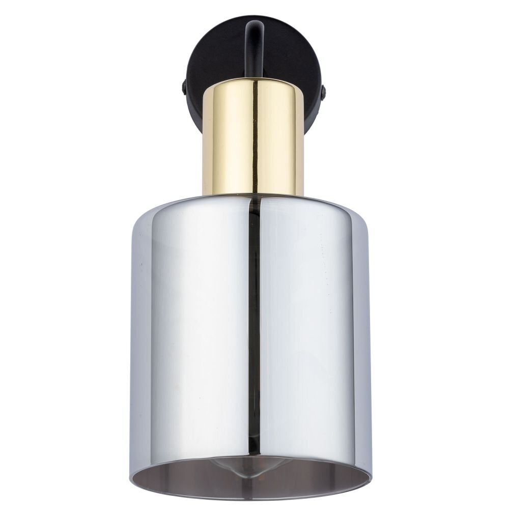 Kinkiet z metalowym kloszem w kolorze srebrnym i złotym, zamocowany na czarnej podstawie. Lampa ma nowoczesny, elegancki design.