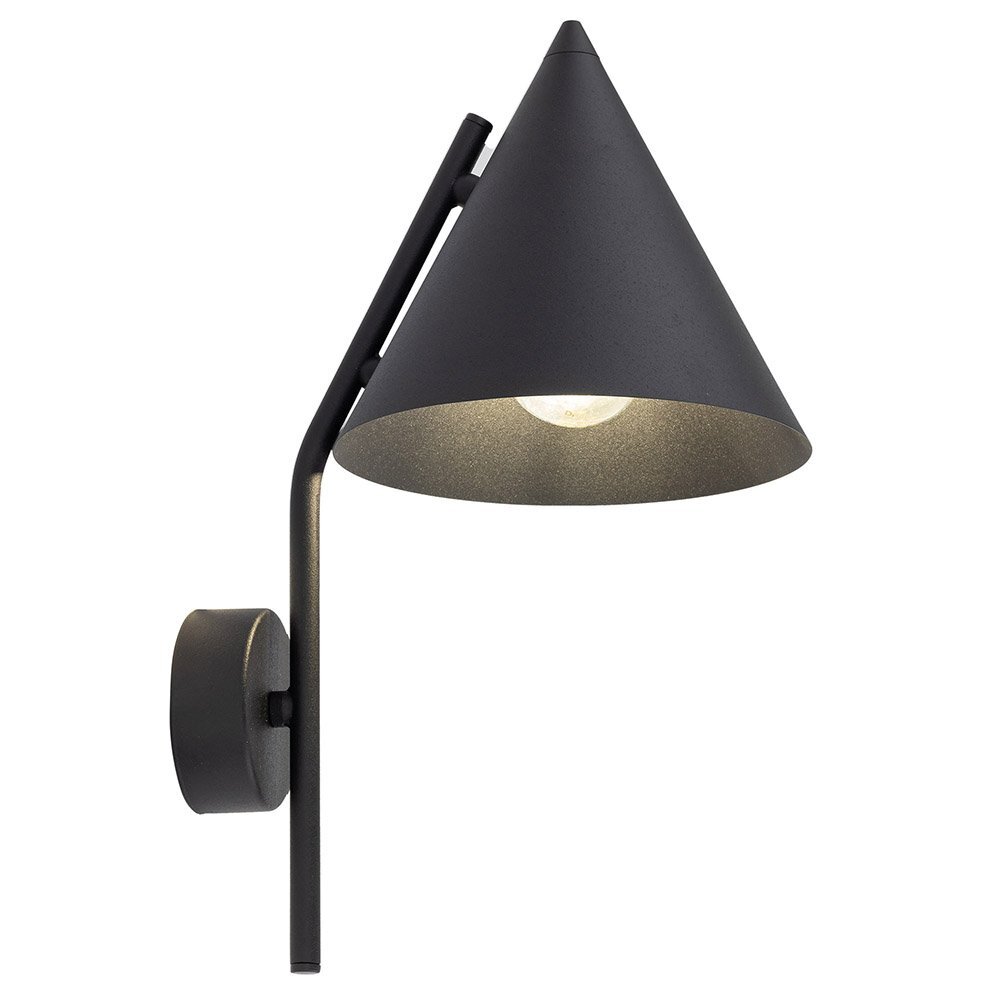 Czarny kinkiet ścienny o stożkowym kształcie z metalowym wykończeniem. Lampa posiada widoczne źródło światła wewnątrz klosza.