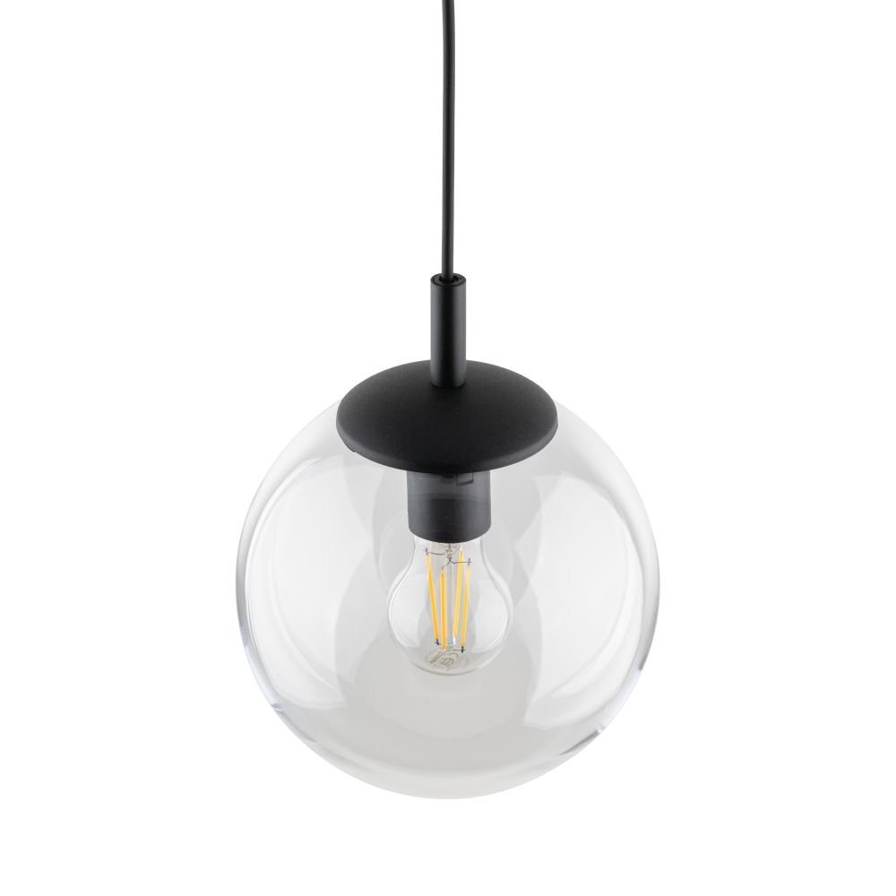 Na obrazie widoczna jest lampa wisząca z przezroczystym, kulistym kloszem i czarnym mocowaniem. Wewnątrz klosza znajduje się żarówka z widocznymi żarnikami.