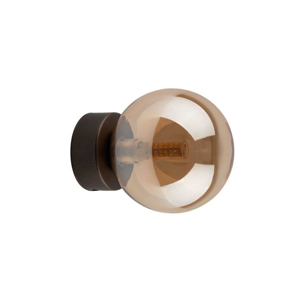 Kinkiet ścienny z brązową podstawą i bursztynowym, kulistym kloszem. Wewnątrz klosza widoczna jest żarówka typu G9.