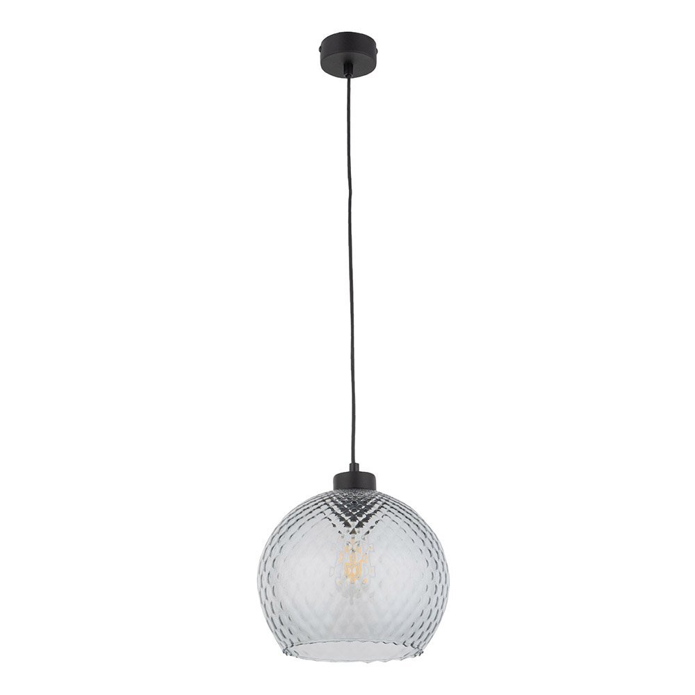 Wisząca lampa z przezroczystym, szklanym kloszem o fakturze przypominającej diamentowy wzór. Lampa jest zawieszona na czarnym przewodzie z czarną podsufitką.