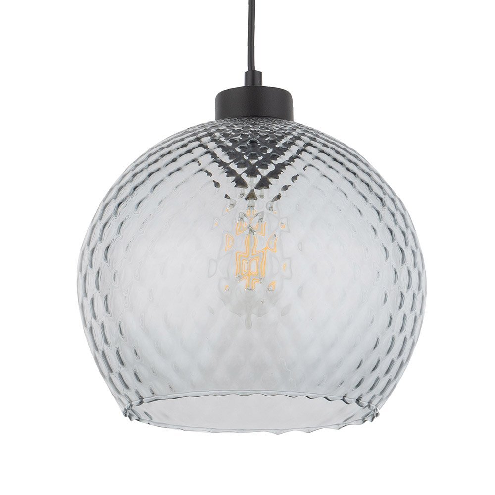 Szklana lampa wisząca o kulistym kształcie z teksturowanym wzorem, z widoczną żarówką wewnątrz. Górna część lampy jest czarna, a kabel jest regulowany.