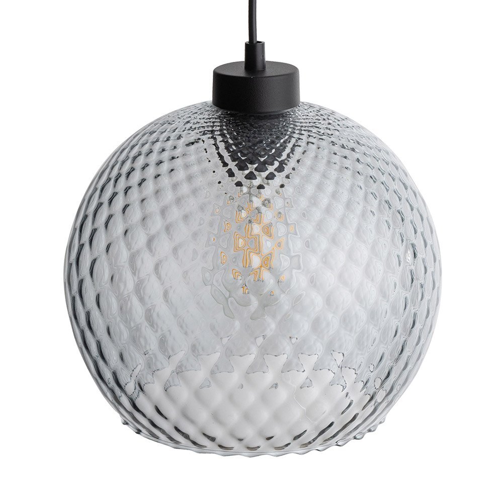 Szklana lampa wisząca o kulistym kształcie z teksturowaną powierzchnią, zawieszona na czarnym kablu. Wewnątrz widoczna jest żarówka.
