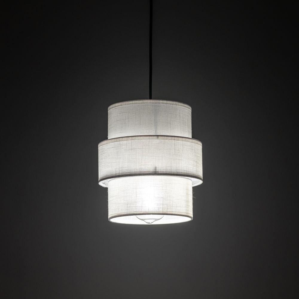 Na ciemnym tle wisi lampa z trzema cylindrycznymi kloszami w kolorze białym. Lampa emituje jasne światło, a jej powierzchnia ma teksturę przypominającą tkaninę.