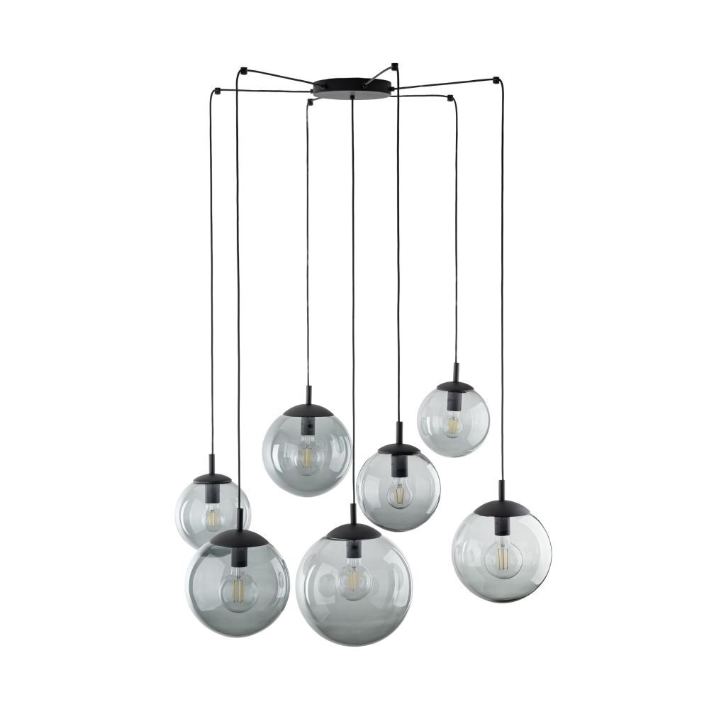 Lampa wisząca z siedmioma szklanymi kloszami w kształcie kul, zawieszonymi na czarnych przewodach. Klosze są przezroczyste, a wewnątrz widoczne są żarówki.