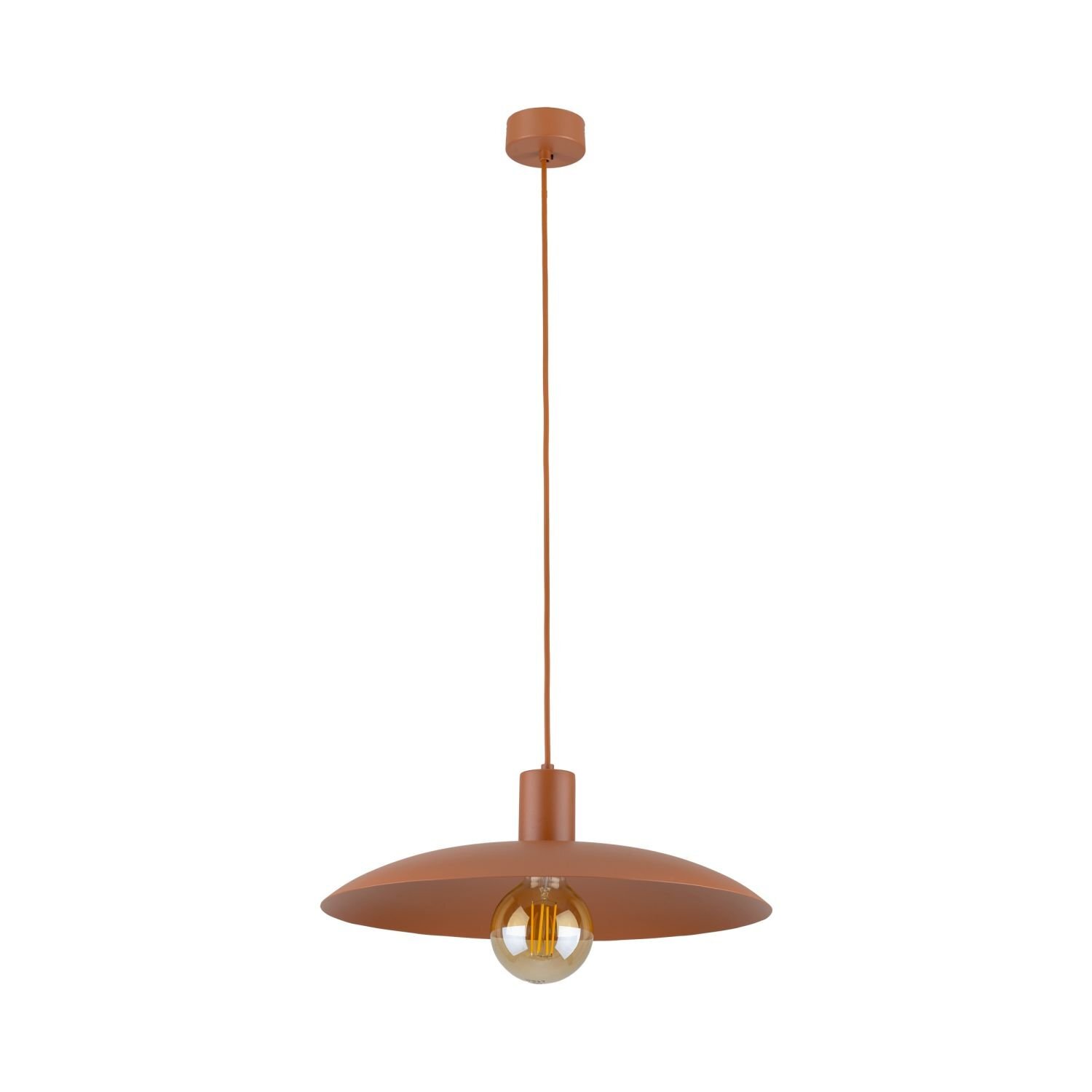 Lampa wisząca w ceglasto-pomarańczowym kolorze z metalowym kloszem i widoczną żarówką. Posiada regulację wysokości i jest zawieszona na cienkim przewodzie.