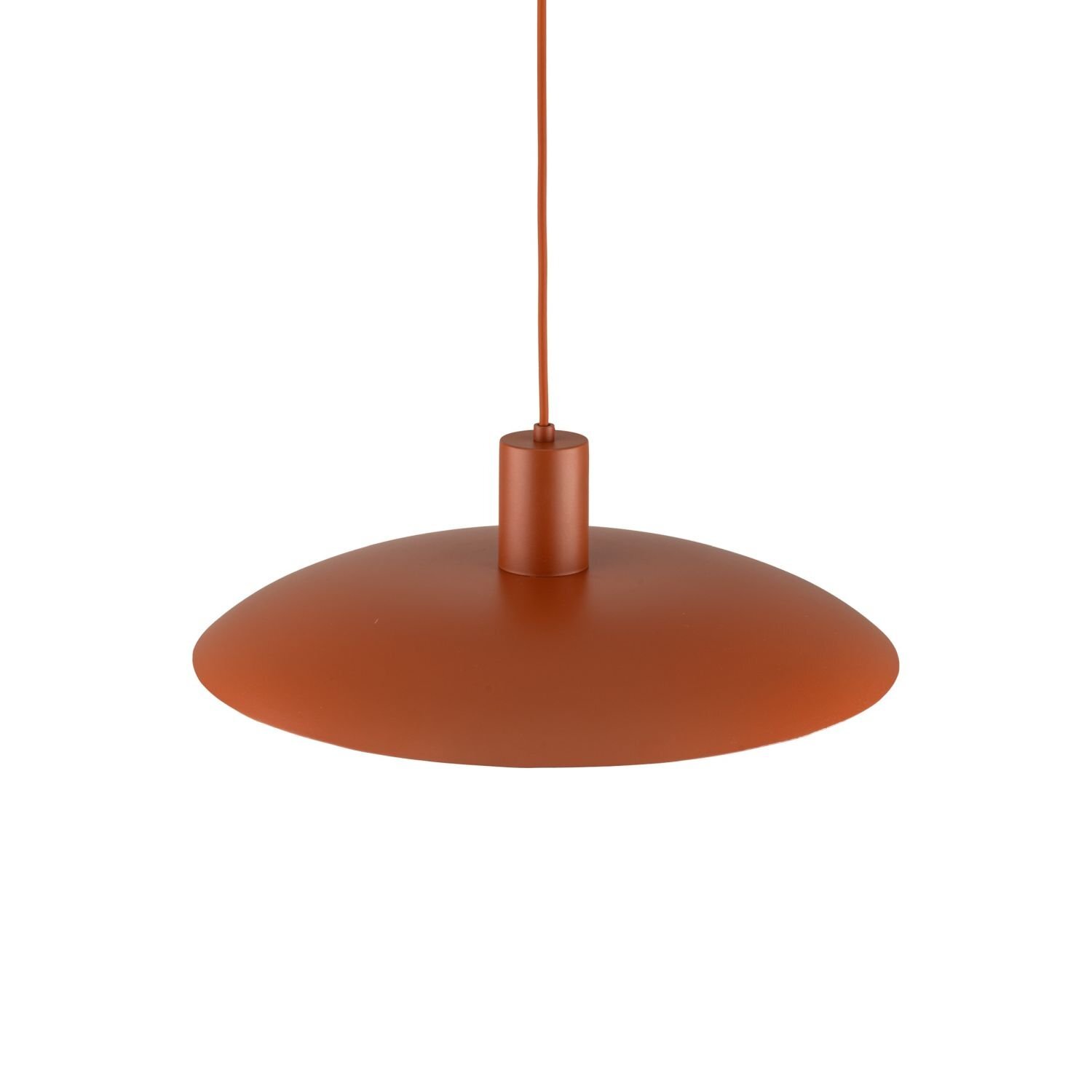 Lampa wisząca w kolorze ceglasto-pomarańczowym z metalowym kloszem o prostym, okrągłym kształcie. Posiada przewód umożliwiający regulację wysokości.