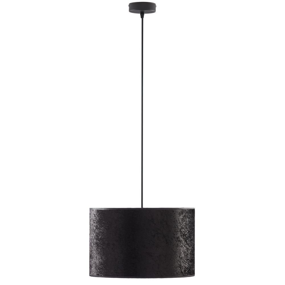Czarna lampa wisząca z cylindrycznym kloszem, zawieszona na cienkim przewodzie z okrągłą podsufitką. Powierzchnia klosza ma teksturę przypominającą welur.