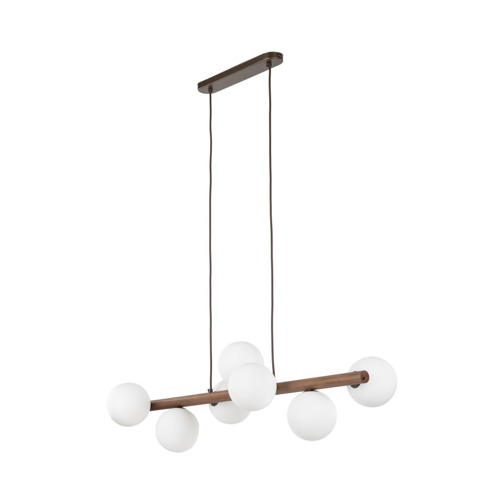 Lampa wisząca z siedmioma białymi kloszami na drewnianej belce, zawieszona na dwóch ciemnych przewodach. Klosze mają kulisty kształt, a całość jest minimalistyczna i nowoczesna.