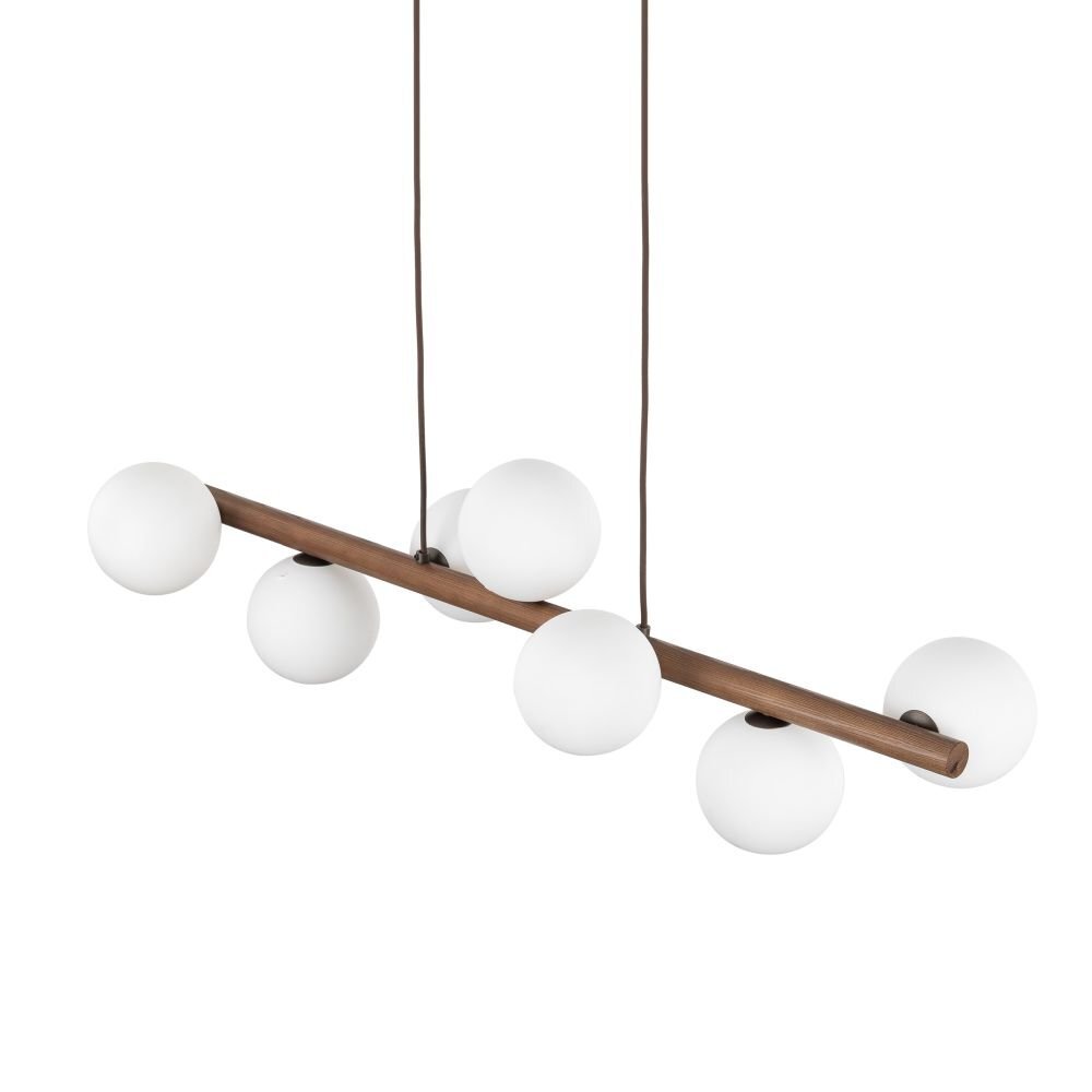 Lampa wisząca z siedmioma białymi, kulistymi kloszami zamocowanymi na drewnianej belce. Lampa jest zawieszona na dwóch ciemnych przewodach.