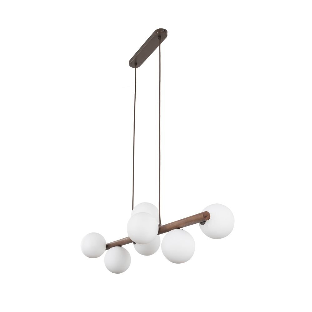 Lampa wisząca z drewnianym elementem w kolorze orzecha i siedmioma białymi kloszami w kształcie kul. Lampa jest zawieszona na dwóch cienkich przewodach, umożliwiających regulację wysokości.