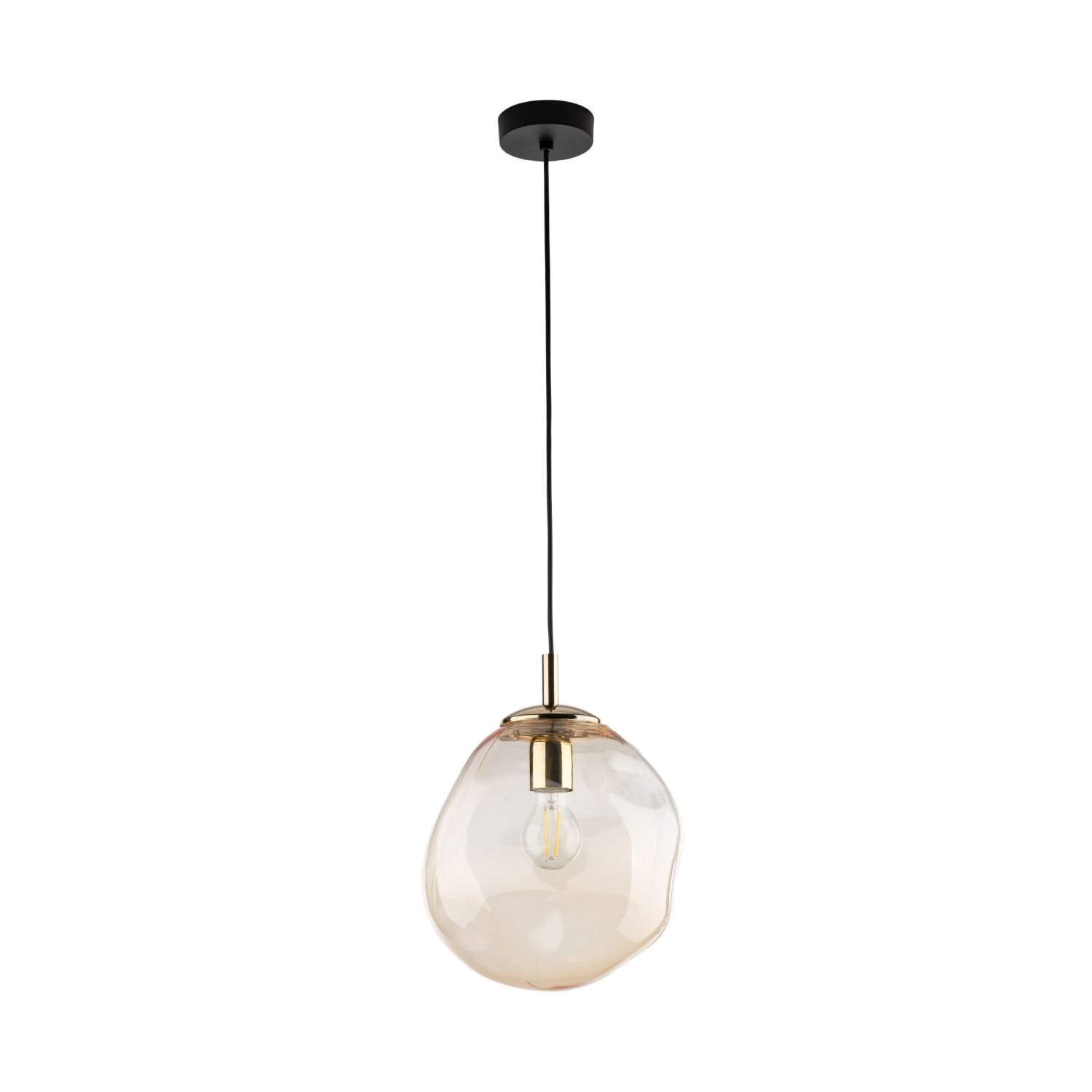 Lampa wisząca z bursztynowym kloszem o nieregularnym kształcie, zawieszona na czarnym przewodzie z czarną podsufitką. Wewnątrz klosza widoczna jest żarówka z oprawką w kolorze złotym.