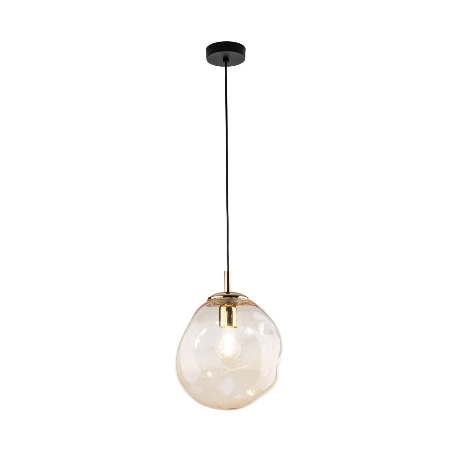 Lampa wisząca z bursztynowym kloszem o nieregularnym kształcie, zawieszona na czarnym przewodzie z czarną podsufitką. Elementy mocujące są w kolorze złotym.