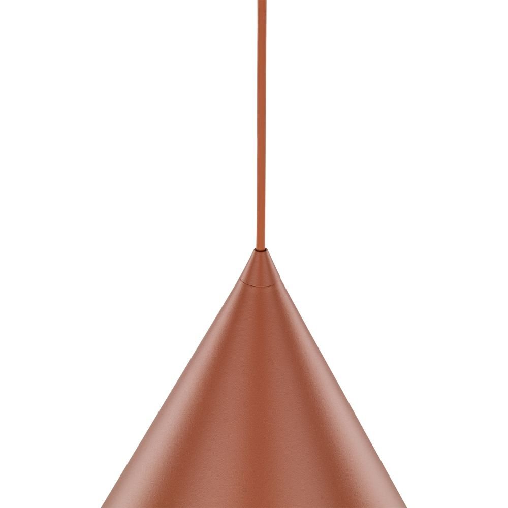 Czerwona lampa wisząca o stożkowym kloszu z przewodem w tym samym kolorze. Klosz ma gładką powierzchnię i jednolity kolor.