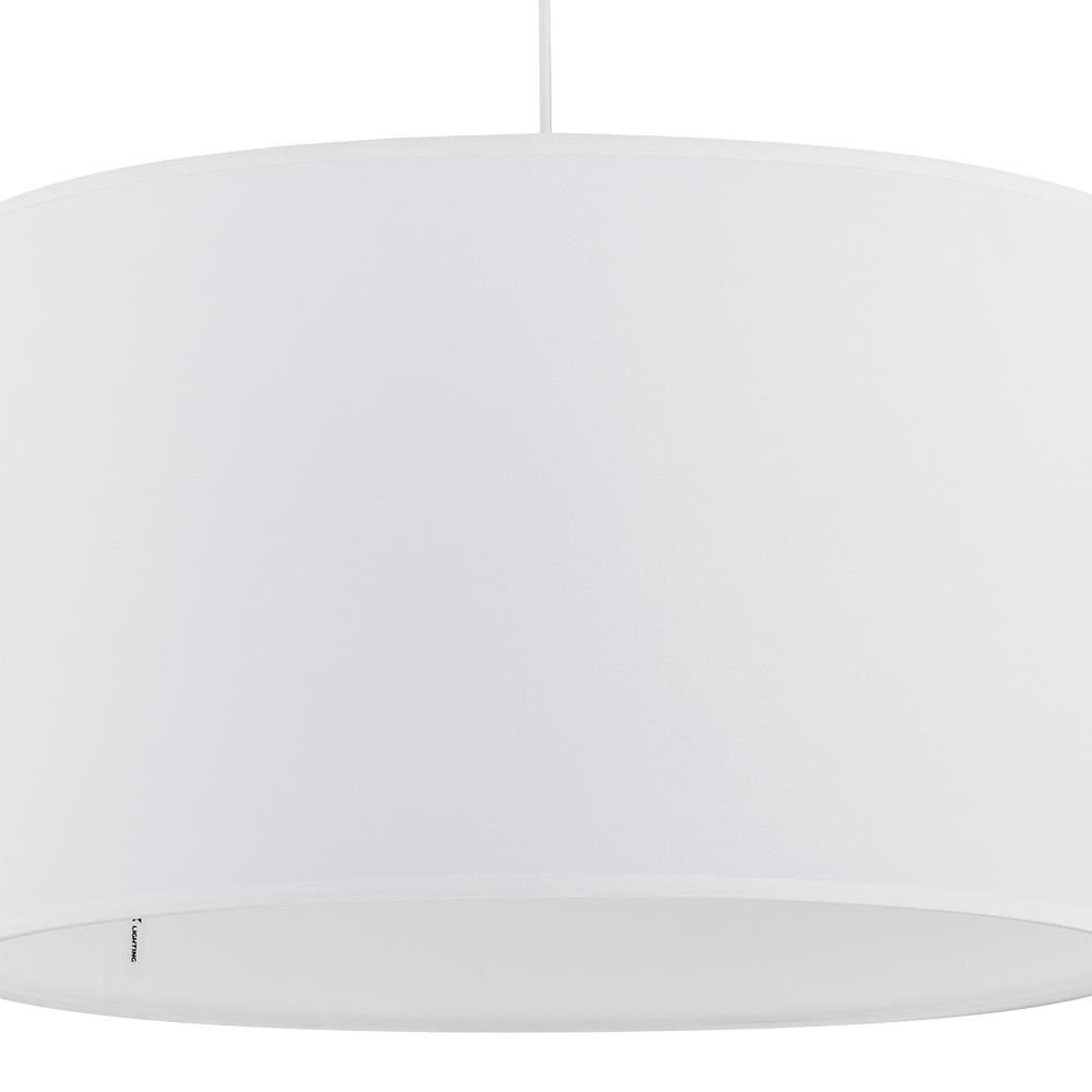 Biała lampa wisząca z cylindrycznym kloszem wykonanym z tkaniny i tworzywa. Na kloszu widoczny jest mały napis \'TK Lighting\'.