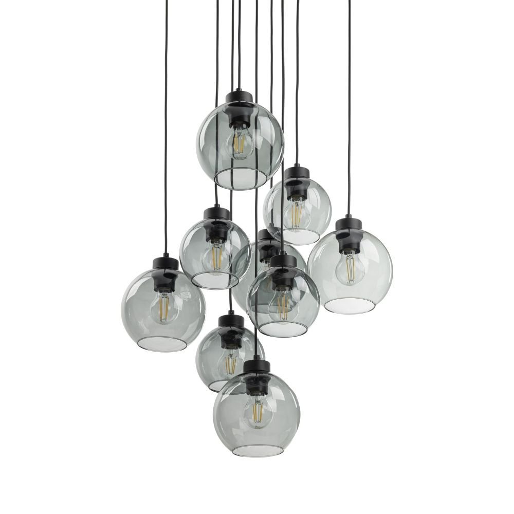 Na obrazie widoczna jest nowoczesna lampa wisząca z dziewięcioma szklanymi kloszami w kształcie kul, zawieszonymi na czarnych przewodach. Klosze są przezroczyste, a wewnątrz nich znajdują się żarówki typu E27.