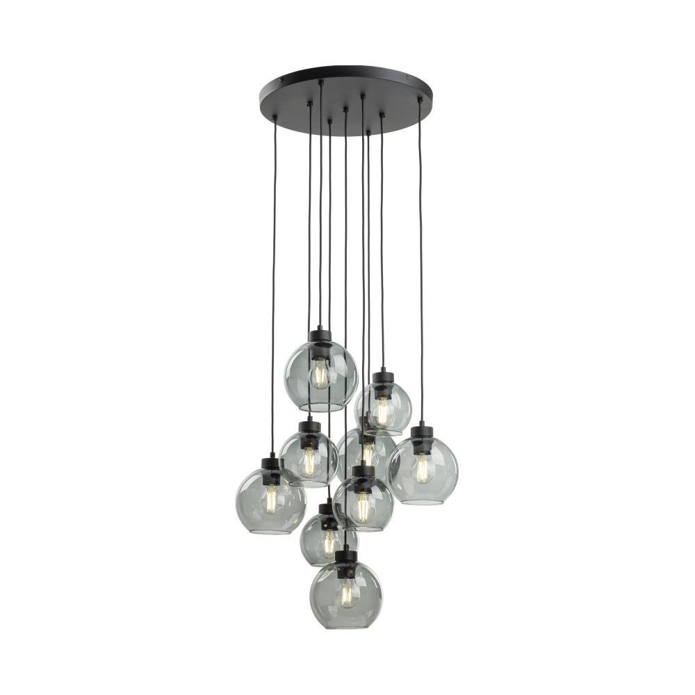 Na obrazie widoczna jest nowoczesna lampa wisząca z dziewięcioma szklanymi kloszami w kształcie kul, zawieszonymi na czarnych przewodach. Klosze są przezroczyste, a wewnątrz nich znajdują się żarówki.