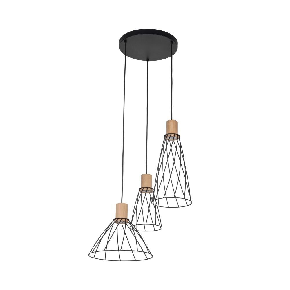 Lampa wisząca z trzema kloszami wykonanymi z czarnej stali i drewna sosnowego. Klosze mają ażurową konstrukcję i są zawieszone na regulowanych przewodach.