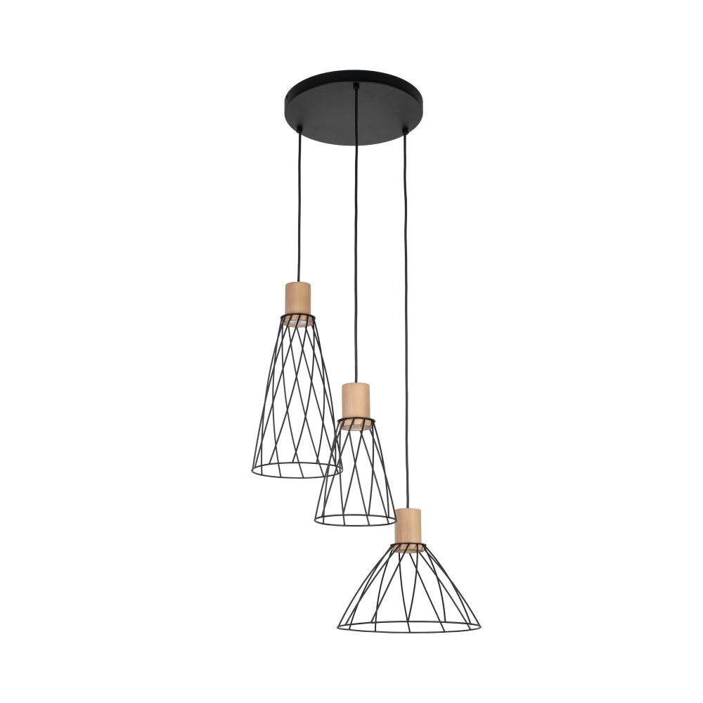 Lampa wisząca z trzema kloszami wykonanymi z czarnej stali i drewna sosnowego, zawieszona na okrągłej podstawie. Klosze mają ażurową konstrukcję i różne kształty stożkowe.