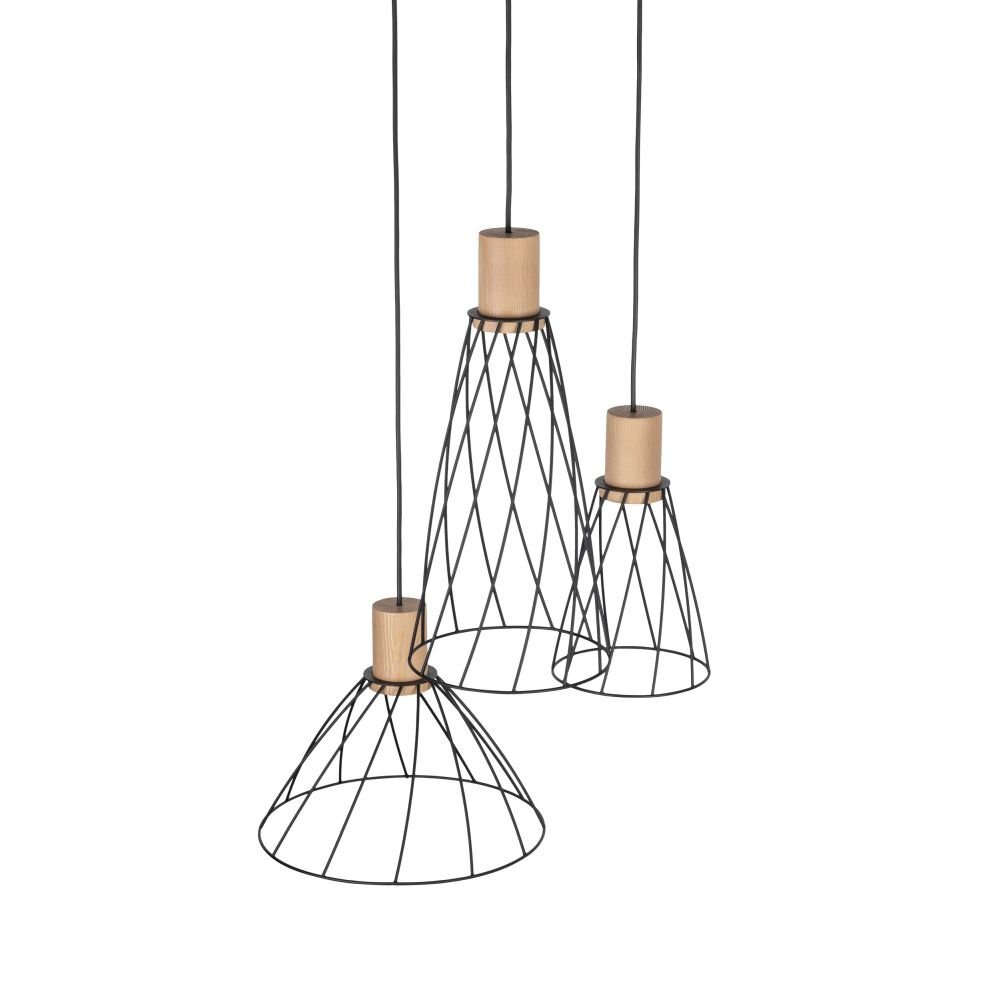 Lampa wisząca z trzema kloszami wykonanymi z czarnej stali i drewna sosnowego. Klosze mają ażurową konstrukcję i są zawieszone na regulowanych przewodach.