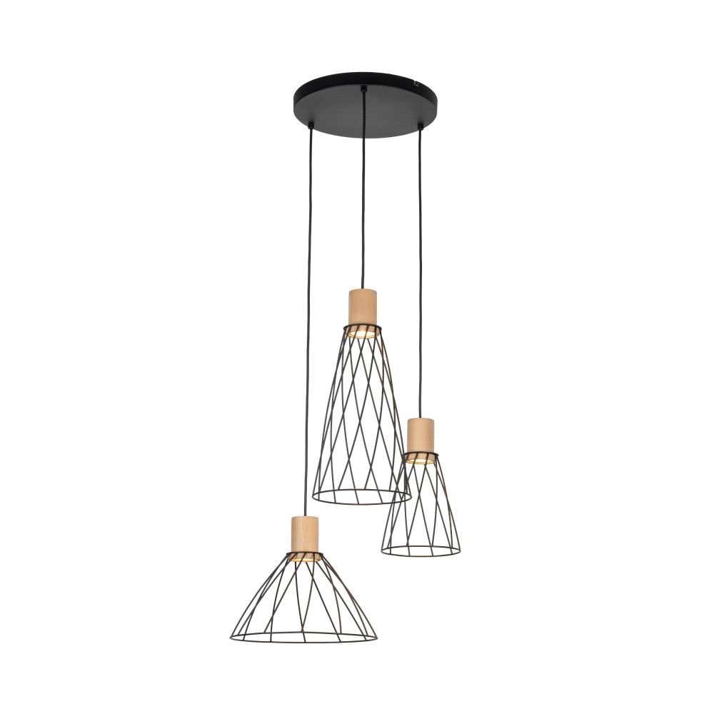 Lampa wisząca z trzema kloszami wykonanymi z czarnej stali i drewna sosnowego, zawieszona na okrągłej podstawie. Klosze mają ażurową konstrukcję i różne kształty stożkowe.