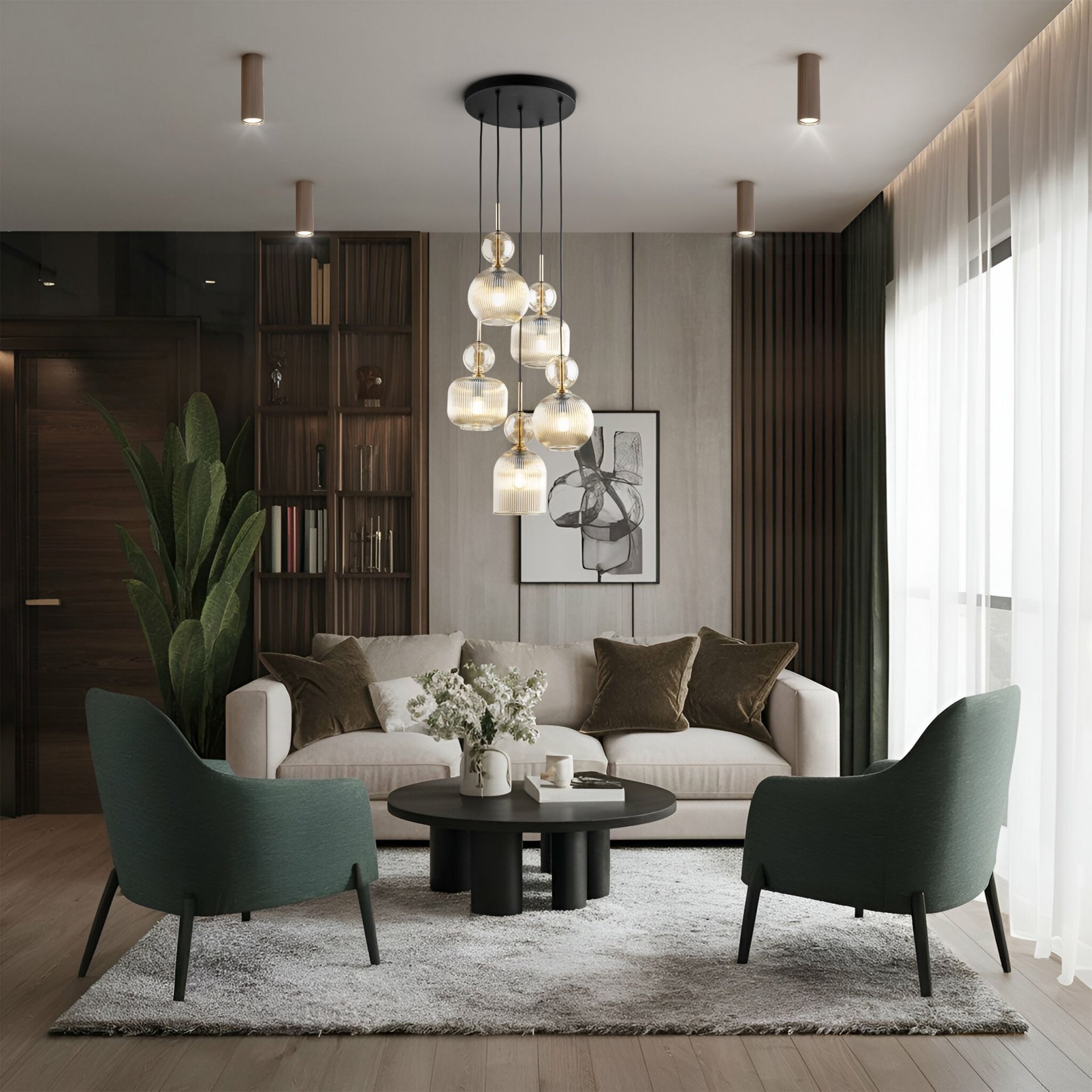 W eleganckim salonie znajduje się lampa wisząca z kilkoma szklanymi kloszami w kolorze bursztynowym. Wnętrze jest urządzone w nowoczesnym stylu z sofą, dwoma fotelami i okrągłym stolikiem na dywanie.