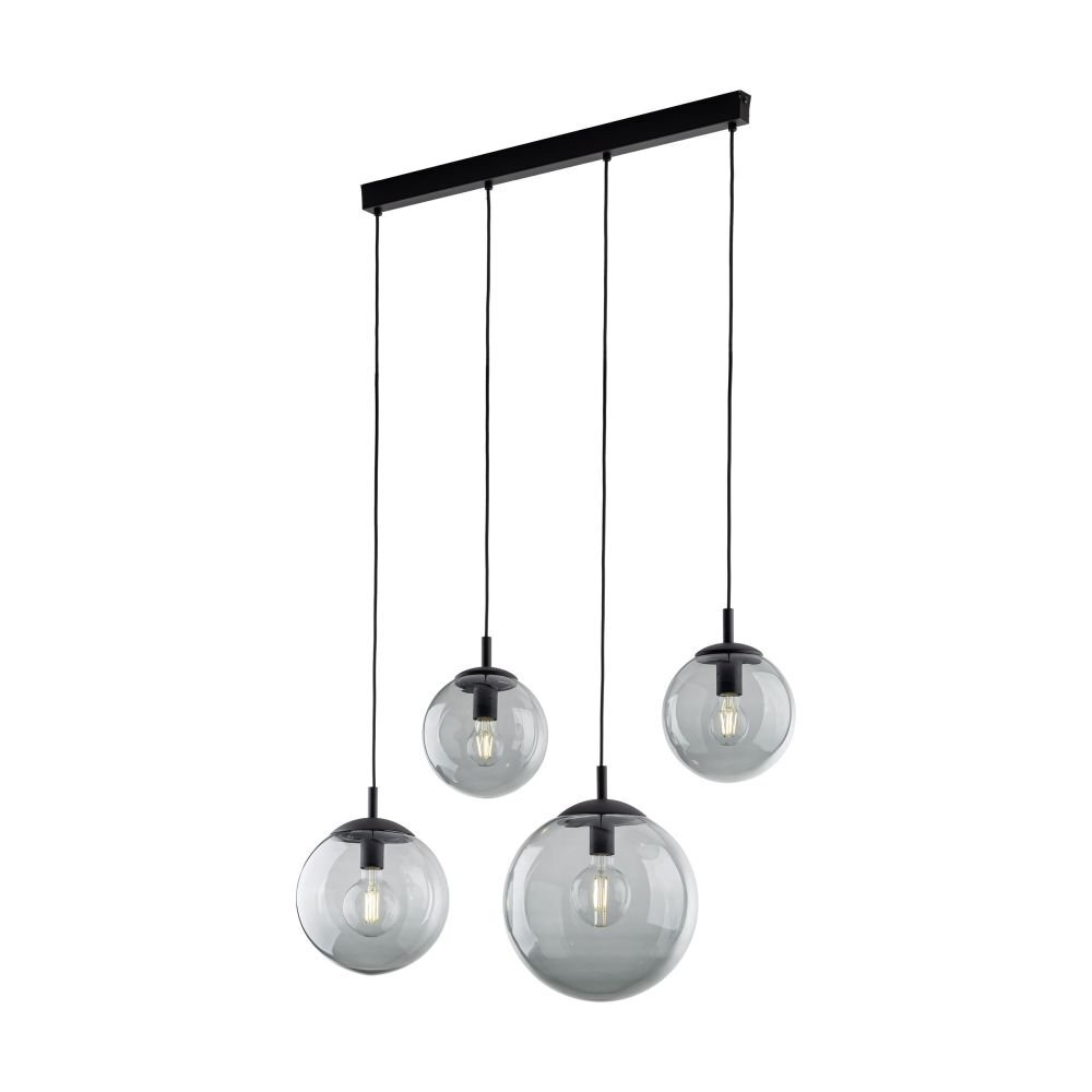Lampa wisząca z czterema szklanymi kloszami w kształcie kul, zawieszona na czarnych przewodach. Klosze są przezroczyste, a wewnątrz widoczne są żarówki.