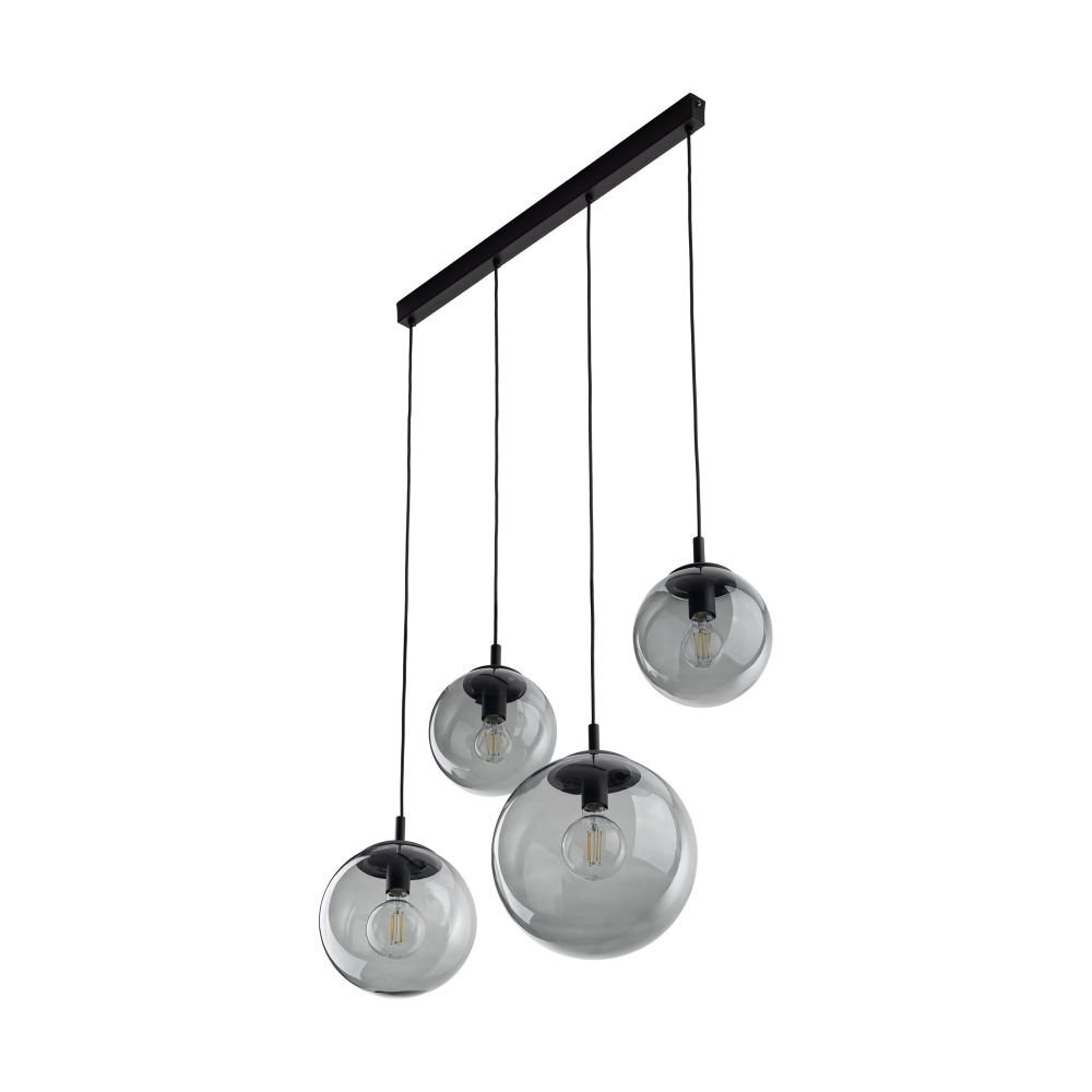 Lampa wisząca z czterema szklanymi kloszami w kształcie kul, zawieszonymi na czarnych przewodach. Klosze mają grafitowy kolor, a całość jest zamocowana na prostokątnej listwie sufitowej.