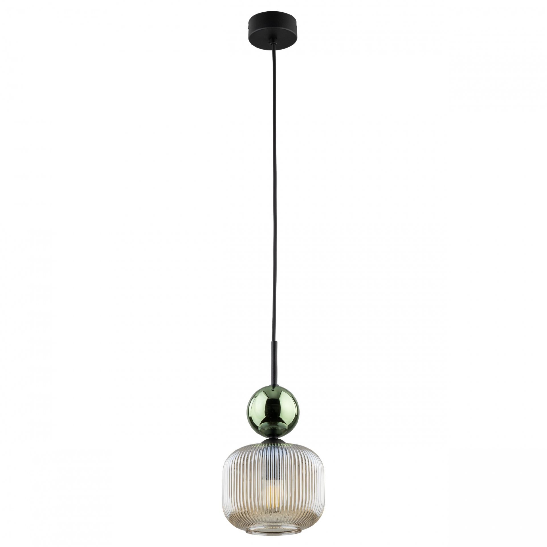 Lampa wisząca z czarnym przewodem i okrągłym, zielonym elementem dekoracyjnym nad szklanym kloszem w kolorze koniakowym. Klosz ma pionowe żłobienia i jest przymocowany do czarnej podsufitki.
