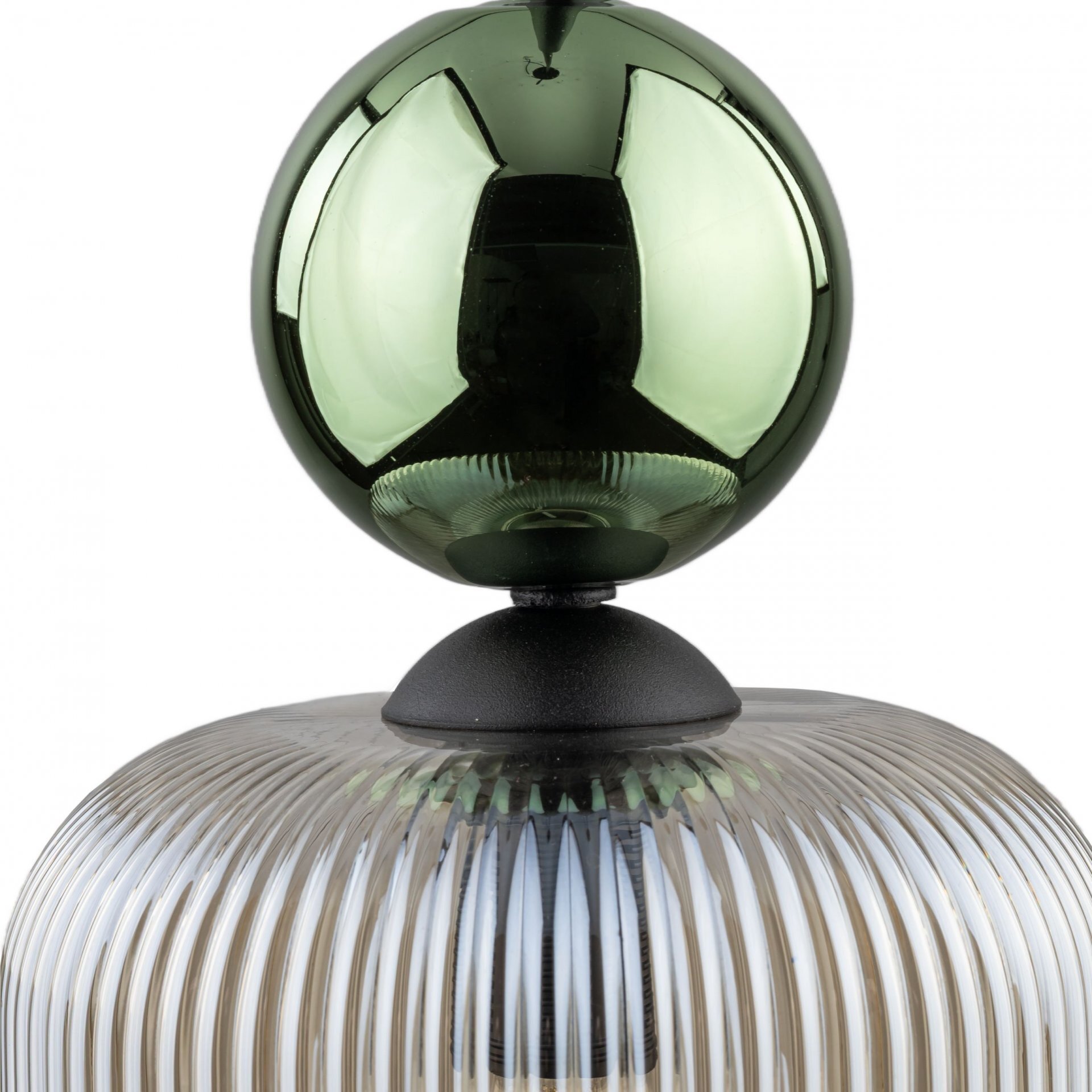 Zbliżenie na górną część lampy wiszącej z zieloną, błyszczącą kulą i żebrowanym, przezroczystym kloszem. Elementy lampy mają elegancki, nowoczesny wygląd.