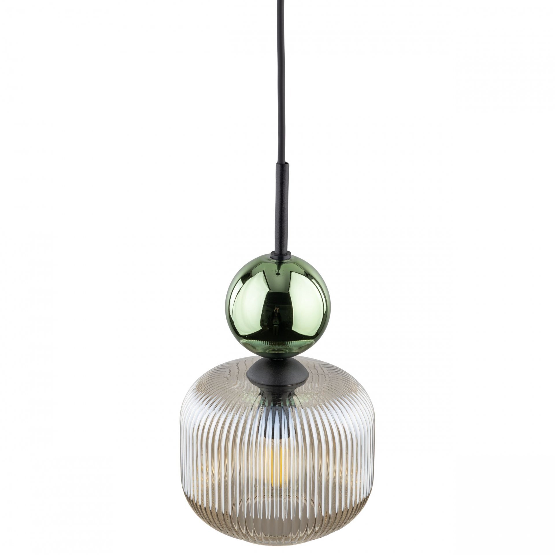 Lampa wisząca z czarnym przewodem, zieloną kulą i szklanym kloszem w kolorze koniakowym. Klosz ma pionowe żłobienia i widoczne źródło światła wewnątrz.