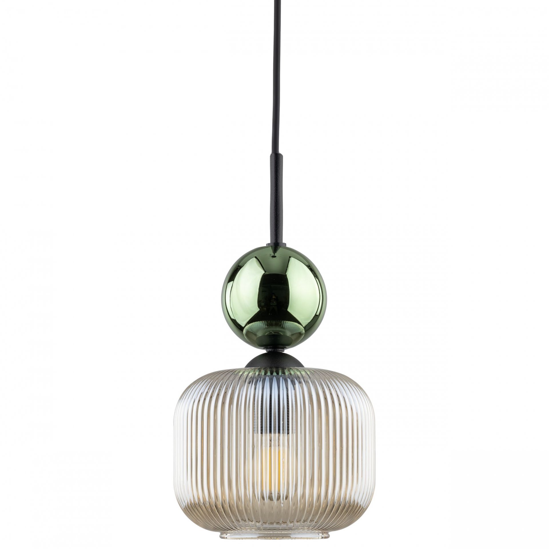 Lampa wisząca z czarnym przewodem, zieloną kulą i szklanym kloszem w kolorze koniakowym. Klosz ma pionowe żłobienia i widoczne źródło światła wewnątrz.