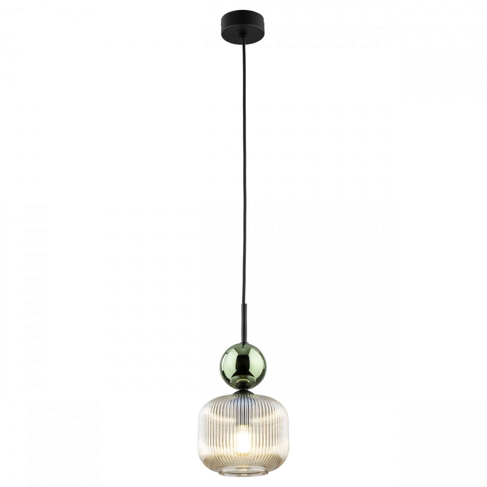 Lampa wisząca z czarnym przewodem i okrągłym, zielonym elementem dekoracyjnym nad szklanym kloszem w kolorze koniakowym. Klosz ma pionowe żłobienia i zawiera źródło światła.