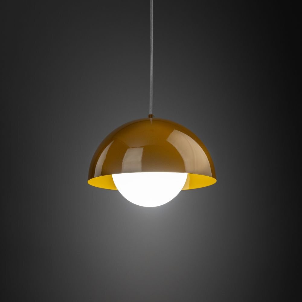 Lampa wisząca o półkulistym kloszu w kolorze ochry, z widocznym źródłem światła wewnątrz. Lampa zawieszona jest na cienkim przewodzie na ciemnym tle.