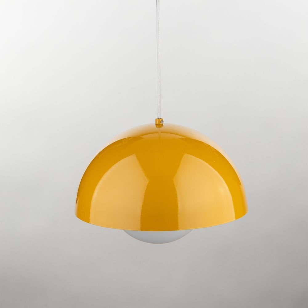 Lampa wisząca w kolorze ochry z półkulistym kloszem i białym spodem. Zawieszona na cienkim przewodzie, na neutralnym tle.