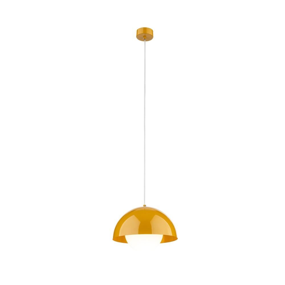 Lampa wisząca w kolorze ochry z półkulistym kloszem i białym przewodem. Klosz jest gładki i błyszczący, a lampa zawieszona jest na długim przewodzie.