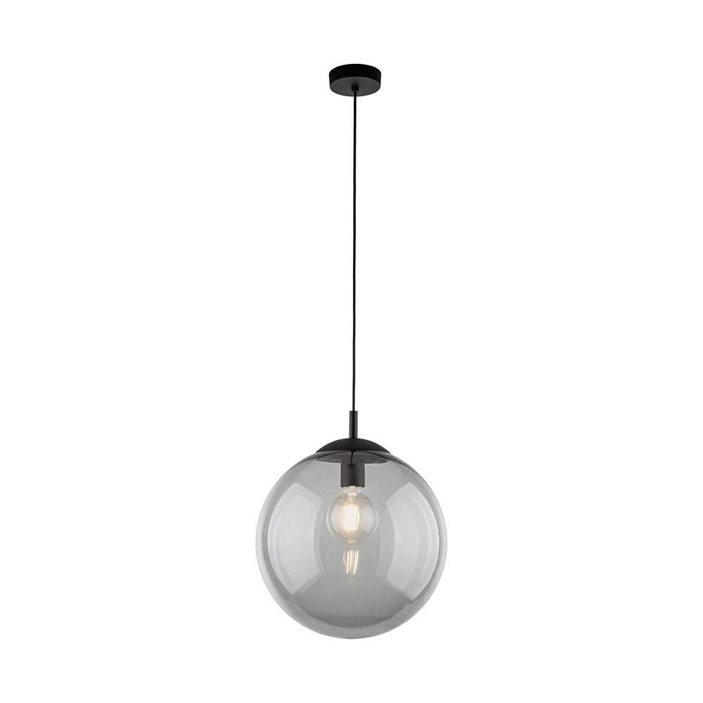 Na obrazie widoczna jest nowoczesna lampa wisząca z przezroczystym, kulistym kloszem i widoczną żarówką wewnątrz. Lampa zawieszona jest na cienkim, czarnym przewodzie z czarną podsufitką.
