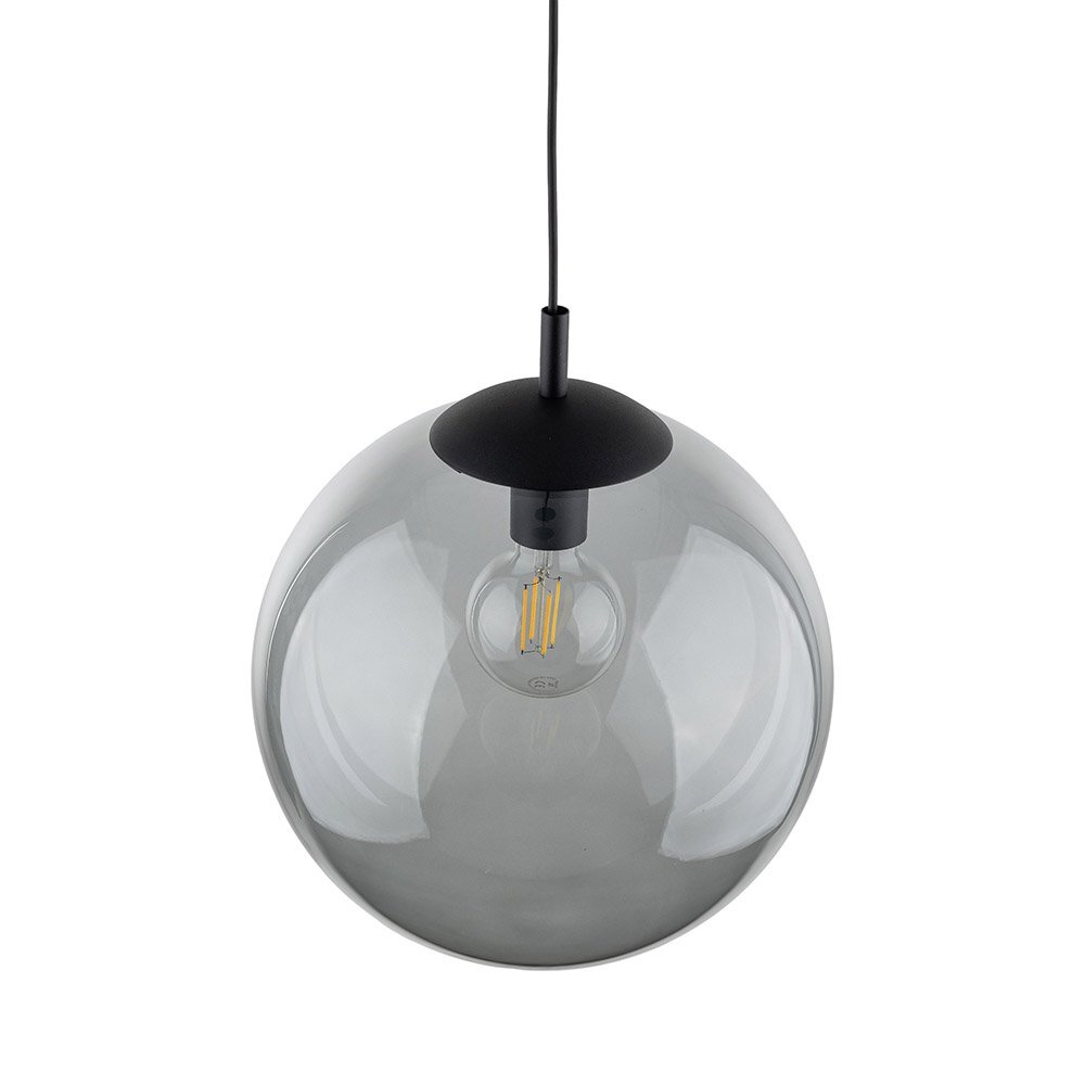 Na obrazie widoczna jest nowoczesna lampa wisząca z przezroczystym, kulistym kloszem w kolorze grafitowym. Wewnątrz klosza znajduje się żarówka z widocznymi filamentami.