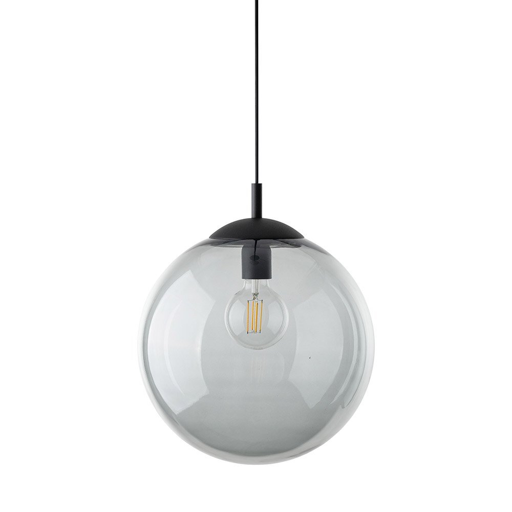 Lampa wisząca z przezroczystym, kulistym kloszem i widoczną żarówką wewnątrz. Klosz jest zawieszony na cienkim, czarnym przewodzie.