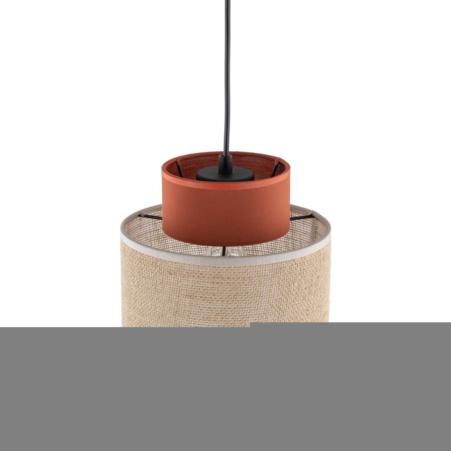 Lampa wisząca z abażurem wykonanym z naturalnej juty, z widocznym czarnym przewodem i elementem mocującym w kolorze brązowym. Konstrukcja lampy jest cylindryczna z metalowym stelażem wewnątrz.