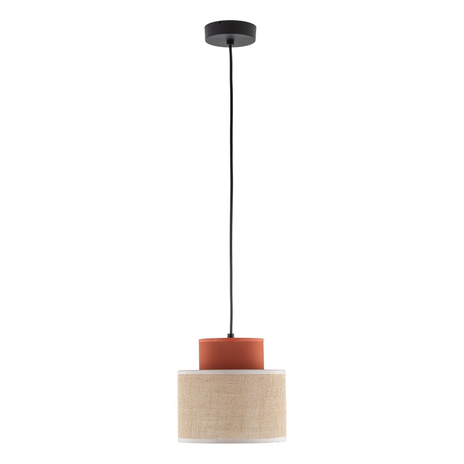 Lampa wisząca z okrągłym kloszem wykonanym z naturalnej juty, zawieszona na czarnym przewodzie. Górna część klosza ma brązowy kolor, a całość jest przymocowana do czarnej podsufitki.