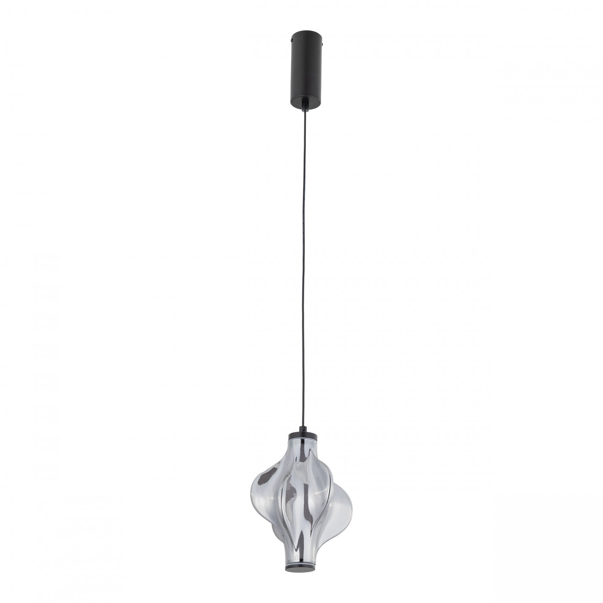 Czarna lampa wisząca z przezroczystym, falistym kloszem, zawieszona na cienkim przewodzie. Klosz ma nowoczesny design i jest przymocowany do czarnej podsufitki.