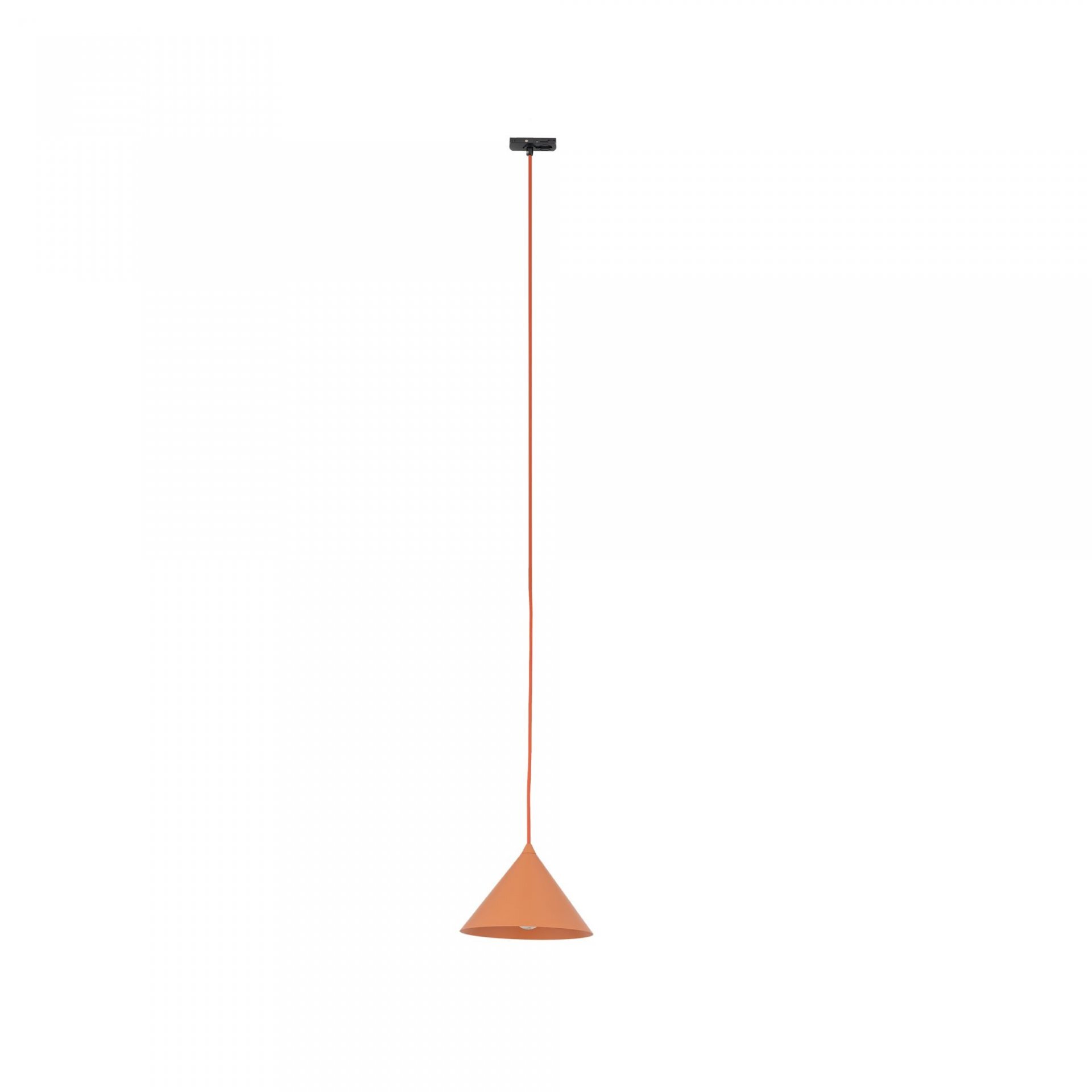 Pomarańczowa lampa wisząca o stożkowym kształcie, zawieszona na długim przewodzie. Lampa posiada prosty, nowoczesny design.