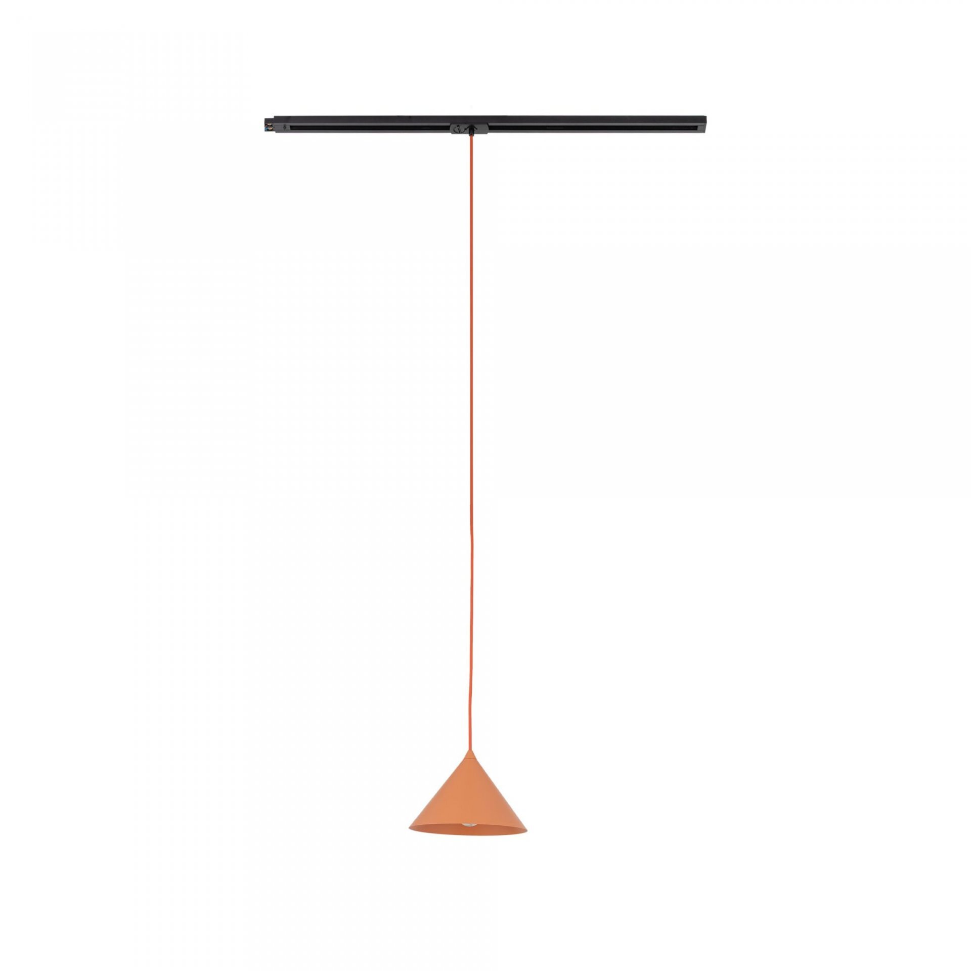 Pomarańczowa lampa wisząca o stożkowym kształcie, zawieszona na cienkim przewodzie, przymocowana do czarnej szyny sufitowej.