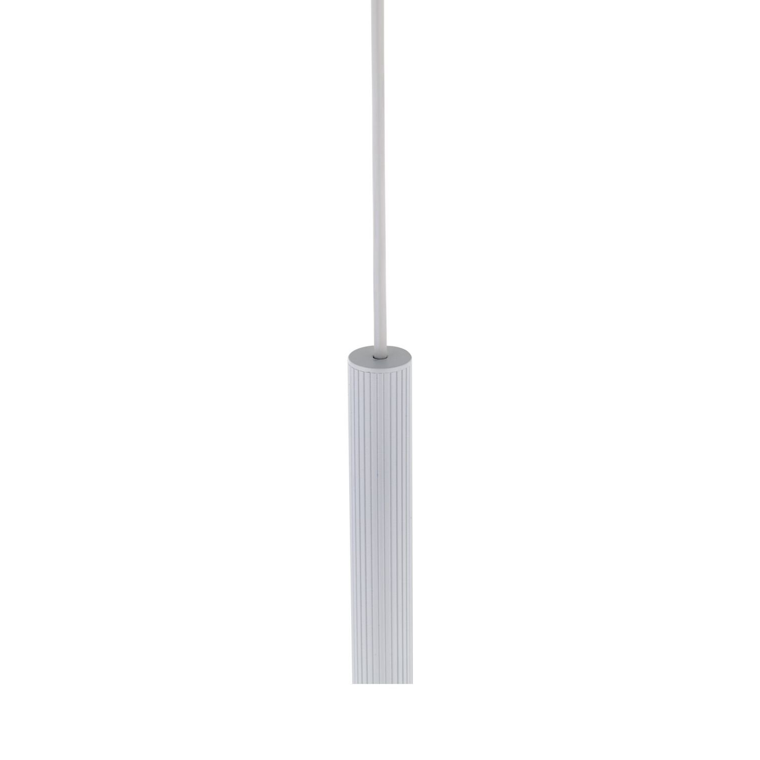 Biała lampa szynowa z cylindrycznym kloszem o żebrowanej powierzchni, zawieszona na przewodzie. Produkt wykonany z metalu, przeznaczony do montażu na szynie.